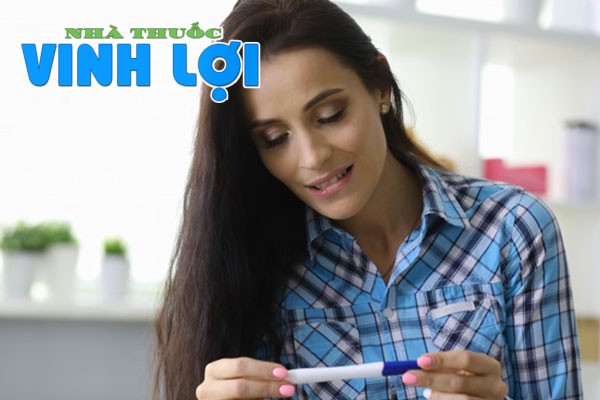 Que thử rụng trứng là một dụng cụ được dùng để xác định nồng độ hormon LH (Luteinizing Hormon) có trong nước tiểu